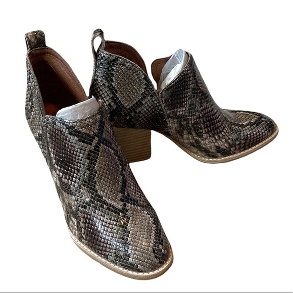 JEFFERY CAMPBELL SHARK SNAKE-EMBOSSED LEATHER ANKLE BOOT - NIB! - Picture 6 of 12